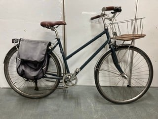Lot 124  
            Nottingham SR6 – Collection Only 

                
TEMPLE BLUE FRAME PEDAL BICYCLE WITH METAL FRAME BASKET (COLLECTION ONLY) (MPSS33...