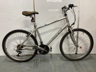 Lot 128  
            Nottingham SR6 – Collection Only 

                
RALEIGH SILVER FRAME PEDAL BICYCLE (COLLECTION ONLY) (MPSS01635723)