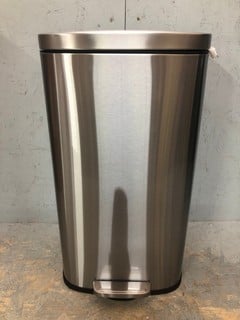Lot 205  
            Nottingham SR6 – Delivery Or Collection 

                
SILVER METAL TRASH BIN