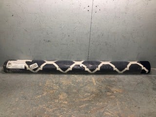 Lot 240  
            Nottingham SR6 – Delivery Or Collection 

                
SAFAVIEH DHURRIES COLLECTION FLATWEAVE NAVY RUG 5' X 8'