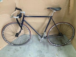 Lot 122  
            Nottingham SR9 - Collection Only 

                
NAVY ROAD BIKE - GAAP17 - COLLECTION ONLY