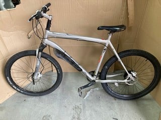 Lot 124  
            Nottingham SR9 - Collection Only 

                
ROCKHOPPER SILVER BIKE - GAAP19 - COLLECTION ONLY