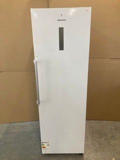 Lot 17  
            Nottingham SR9 - Delivery Or Collection 

                
SAMSUNG FRIDGE FREEZER MODEL: RR39C7BB7WW ORIGINAL RRP: £1,149