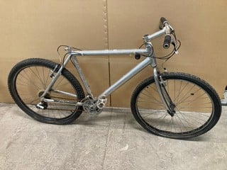 Lot 183  
            Nottingham SR9 - Collection Only 

                
SILVER PEDAL BIKE - COLLECTION ONLY CAAP228
