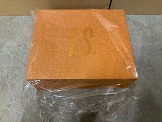 Lot 261  
            Nottingham SR9 - Delivery Or Collection 

                
TAYLOR SWIFT GIFT SET INC CD