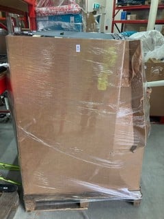 Lot 327  
            Nottingham SR9 - Collection Only 

                
PALLET OF VARIOUS ITEMS INC CLOTHES  - COLLECTION ONLY