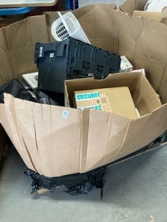 Lot 332  
            Nottingham SR9 - Collection Only 

                
PALLET OF VARIOUS ITEMS INC TABLET ACCESSORIES  - COLLECTION ONLY