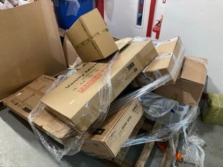 Lot 335  
            Nottingham SR9 - Collection Only 

                
PALLET OF VARIOUS ITEMS INC VANITY MIRROR - COLLECTION ONLY