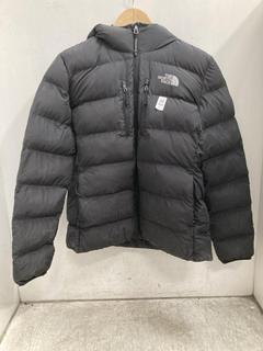 Lot 101  
            Chesterfield SR39 - Parcel Delivery Only 

                
THE NORTH FACE WOMENS PUFFER JACKET IN BLACK SIZE S (LOCATION: B1R)
