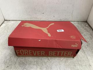 Lot 107  
            Chesterfield SR39 - Parcel Delivery Only 

                
PUMA RUNNING TRAINERS IN GREY SIZE UK 10 (LOCATION: B1R)