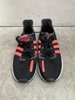 Lot 110  
            Chesterfield SR39 - Parcel Delivery Only 

                
ADIDAS TRAINERS IN BLACK/PINK SIZE UK 11 (LOCATION: B1R)