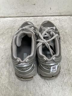 Lot 114  
            Chesterfield SR39 - Parcel Delivery Only 

                
NEW BALANCE RUNNING TRAINERS IN GREY SIZE UK 9.5 (LOCATION: B1R)