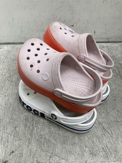 Lot 115  
            Chesterfield SR39 - Parcel Delivery Only 

                
CROCS IN ORANGE/PINK SIZE UK 12 TO INCLUDE CROCS IN WHITE SIZE 3 (LOCATION: B1R)