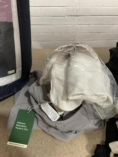Lot 130  
            Chesterfield SR39 - Parcel Delivery Only 

                
HOLLISTER MIAMI TANK TOP IN WHITE SIZE XL TO INCLUDE HALARA JOGGING BOTTOMS IN PU...
