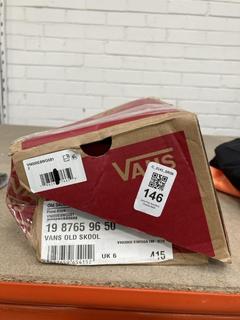 Lot 146  
            Chesterfield SR39 - Parcel Delivery Only 

                
VANS OLD SKOOL SHOES IN FLORAL BLACK SIZE UK 6 (LOCATION: B2R)