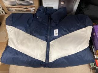 Lot 156  
            Chesterfield SR39 - Parcel Delivery Only 

                
SUPERDRY EXPEDITION COAT IN NAVY/WHITE SIZE L (LOCATION: B2R)