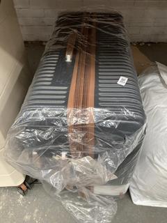 Lot 163  
            Chesterfield SR39 - Parcel Delivery Only 

                
IT LARGE SUITCASE IN BLACK/TAN (LOCATION: B2R)