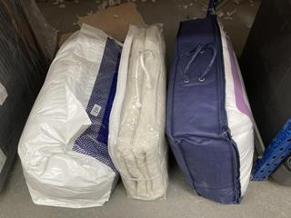 Lot 164  
            Chesterfield SR39 - Parcel Delivery Only 

                
3 X ASSORTED BEDDING TO INCLUDE SILENTNIGHT ULTIMATE 1000 MATTRESS TOPPER (LOCATI...