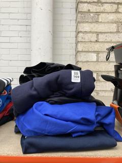 Lot 169  
            Chesterfield SR39 - Parcel Delivery Only 

                
6 X ASSORTED CLOTHING TO INCLUDE UNDER ARMOUR ZIP UP JUMPER IN BLACK/WHITE SIZE S...