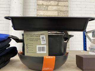 Lot 170  
            Chesterfield SR39 - Parcel Delivery Only 

                
3 X ASSORTED ITEMS TO INCLUDE LARGE BLACK BAKING TRAY (LOCATION: B2R)