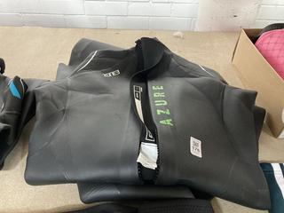 Lot 176  
            Chesterfield SR39 - Parcel Delivery Only 

                
ZONE 3 AZURE MENS WETSUIT SIZE L ORIGINAL RRP- £100 (LOCATION: B2R)