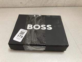 Lot 179  
            Chesterfield SR39 - Parcel Delivery Only 

                
BOSS LEATHER WALLET IN BLACK (LOCATION: B2R)