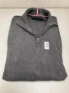 Lot 180  
            Chesterfield SR39 - Parcel Delivery Only 

                
TOMMY HILFIGER QUARTER ZIP IN GREY SIZE L (LOCATION: B2R)