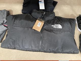 Lot 183  
            Chesterfield SR39 - Parcel Delivery Only 

                
THE NORTH FACE 700 PUFFER COAT IN BLACK SIZE L ORIGINAL RRP- £250 (LOCATION: B2R)