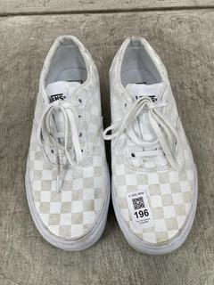 Lot 196  
            Chesterfield SR39 - Parcel Delivery Only 

                
VANS CHEQUERED SHOES IN WHITE SIZE UK 6.5 (LOCATION: B3R)