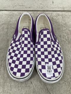Lot 197  
            Chesterfield SR39 - Parcel Delivery Only 

                
VANS CHEQUERED SHOES IN PURPLE SIZE UK 75 (LOCATION: B3R)
