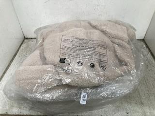 Lot 198  
            Chesterfield SR39 - Parcel Delivery Only 

                
SAINT TROPEZ FELICIA SZ TEDDY COAT IN FOG SIZE XL ORIGINAL RRP- £120 (LOCATION: B3R)