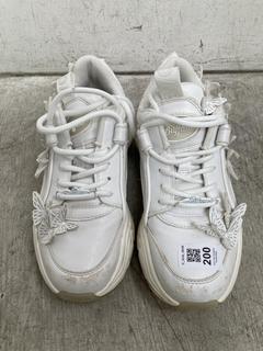 Lot 200  
            Chesterfield SR39 - Parcel Delivery Only 

                
BUFFALO BINARY BUTTERFLY SHOES IN WHITE SIZE UK 5 (LOCATION: B3R)
