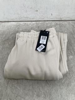 Lot 201  
            Chesterfield SR39 - Parcel Delivery Only 

                
NICCE JOGGERS IN CREAM SIZE M (LOCATION: B3R)
