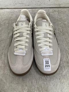 Lot 205  
            Chesterfield SR39 - Parcel Delivery Only 

                
SKECHERS AIR COOLED TRAINERS SIZE UK 7 (LOCATION: B3R)