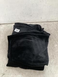 Lot 208  
            Chesterfield SR39 - Parcel Delivery Only 

                
DIRTY LONDON TRACKSUIT IN BLACK SIZE XS (LOCATION: B3R)