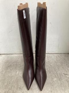 Lot 216  
            Chesterfield SR39 - Parcel Delivery Only 

                
DUNE HIGH BOOTS IN BURGUNDY SIZE UK 6 (LOCATION: B3R)