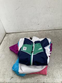 Lot 218  
            Chesterfield SR39 - Parcel Delivery Only 

                
5 X ASSORTED CHILDRENS BRANDED CLOTHING TO INCLUDE NIKE ZIP UP JUMPER IN GREEN/NA...
