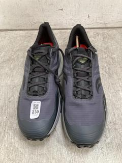 Lot 230  
            Chesterfield SR39 - Parcel Delivery Only 

                
SAUCONY FORMFIT RUNNING SHOES SIZE UK 11.5 (LOCATION: B3R)