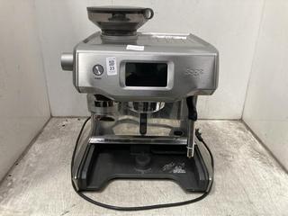 Lot 23  
            Chesterfield SR39 - Parcel Delivery Only 

                
SAGE COFFEE MACHINE MODEL: SES990 ORIGINAL RRP- £698 (LOCATION: B1R)