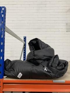 Lot 245  
            Chesterfield SR39 - Parcel Delivery Only 

                
CALVIN KLEIN PADDED COAT IN BLACK SIZE M (LOCATION: B3R)