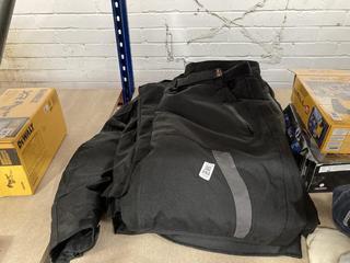 Lot 252  
            Chesterfield SR39 - Parcel Delivery Only 

                
REXTEK MOTORBIKE BOTTOMS SIZE 3XL TO INCLUDE REXTEK MOTORCYCLE JACKET SIZE 3XL (L...