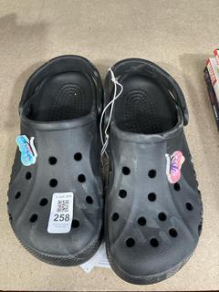 Lot 258  
            Chesterfield SR39 - Parcel Delivery Only 

                
CROCS CLASSIC BAE CLOG SIZE UK 5 (LOCATION: B3R)