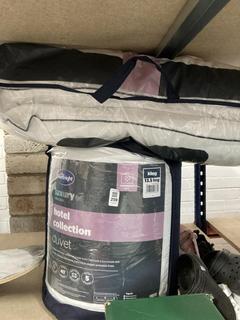 Lot 259  
            Chesterfield SR39 - Parcel Delivery Only 

                
SILENTNIGHT LUXURY COLLECTION KING DUVET 13.5 TOG TO INCLUDE SILENT NIGHT PILLOWS...