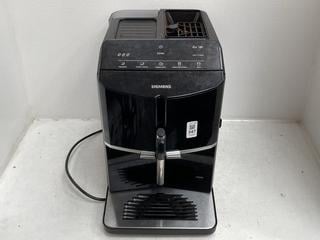 Lot 347  
            Chesterfield SR39 - Parcel Delivery Only 

                
SIEMENS EQ 300 COFFEE MACHINE IN BLACK ORIGINAL RRP- £285 (LOCATION: B5R)