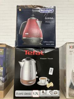 Lot 391  
            Chesterfield SR39 - Parcel Delivery Only 

                
DELONGHI ICONA ELECTRIC KETTLE IN RED TO INCLUDE TEFAL COPPER TOUCH KETTLE IN SIL...