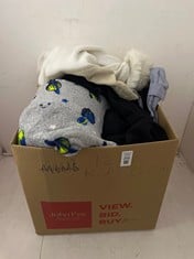 Lot 200  
            BIRMINGHAM SR111 - PARCEL DELIVERY ONLY 

                
12 X ASSORTED KIDS CLOTHING TO INCLUDE SKIING COAT.