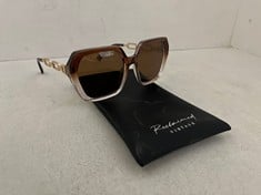 Lot 247  
            BIRMINGHAM SR111 - PARCEL DELIVERY ONLY 

                
RECLAIMED VINTAGE LADIES SUNGLASSES.
