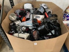 Lot 195  
            Edinburgh SR22 - Delivery Or Collection 

                
PALLET OF LOOSE ELECTRICAL ITEMS TO INCLUDE RUSSELL HOBBS COPPER EXPRESS IRON.: L...