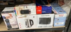 Lot 114  
            Edinburgh SR34 - Delivery Only 

                
QUANTITY OF KITCHEN & APPLIANCES ITEMS TO INCLUDE TEFAL VIRTUO 30, STEAM IRON, 13...