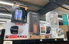 Lot 208  
            Edinburgh SR34 - Delivery Only 

                
QUANTITY OF KITCHEN & APPLIANCES ITEMS TO INCLUDE RUSSELL HOBBS ILLUMINATING 1.7L...